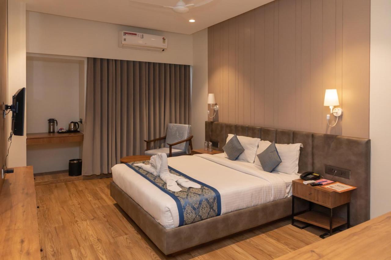 Pinnacle Grand Hotel Ahmedabad Eksteriør bilde
