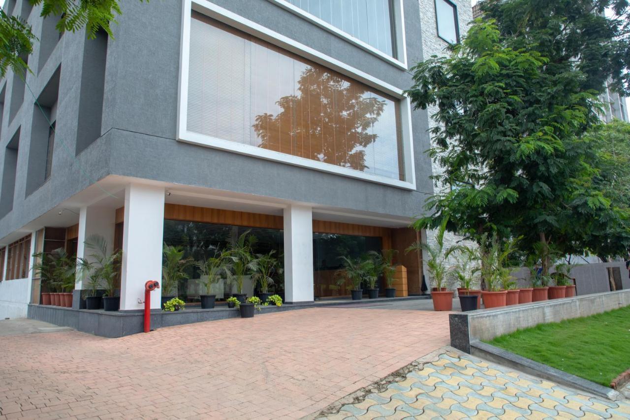 Pinnacle Grand Hotel Ahmedabad Eksteriør bilde