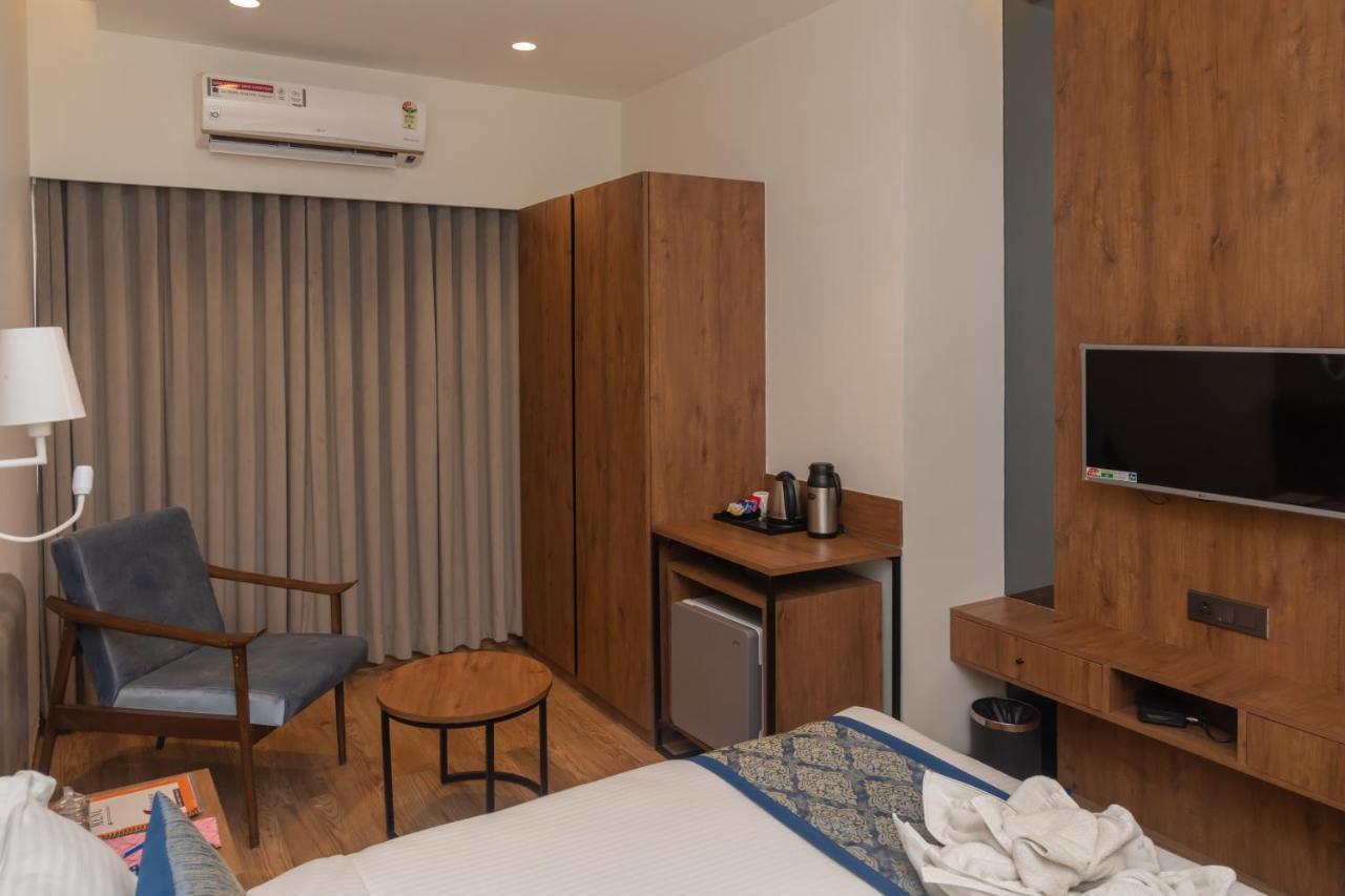 Pinnacle Grand Hotel Ahmedabad Eksteriør bilde