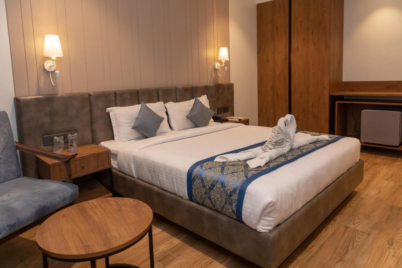 Pinnacle Grand Hotel Ahmedabad Eksteriør bilde