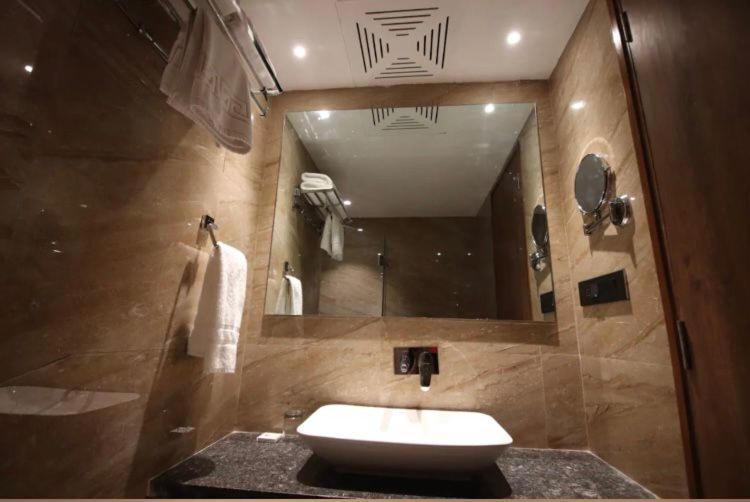 Pinnacle Grand Hotel Ahmedabad Eksteriør bilde