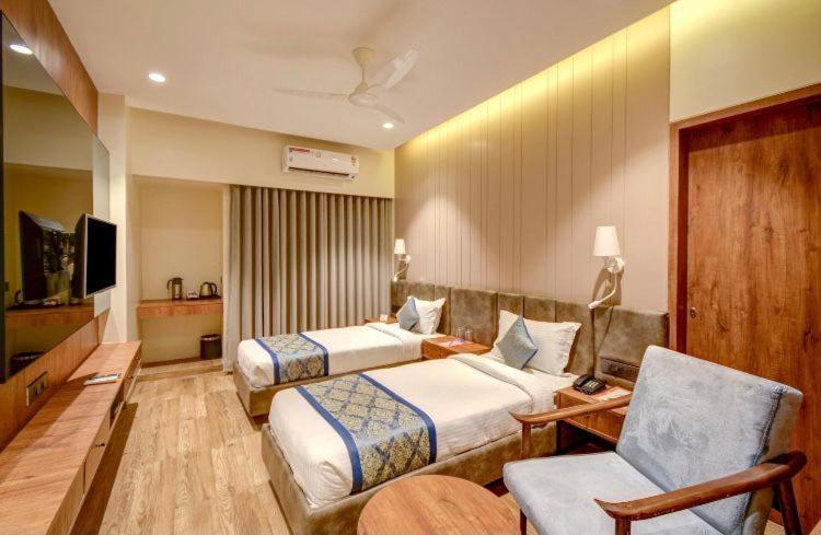 Pinnacle Grand Hotel Ahmedabad Eksteriør bilde