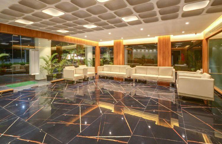 Pinnacle Grand Hotel Ahmedabad Eksteriør bilde