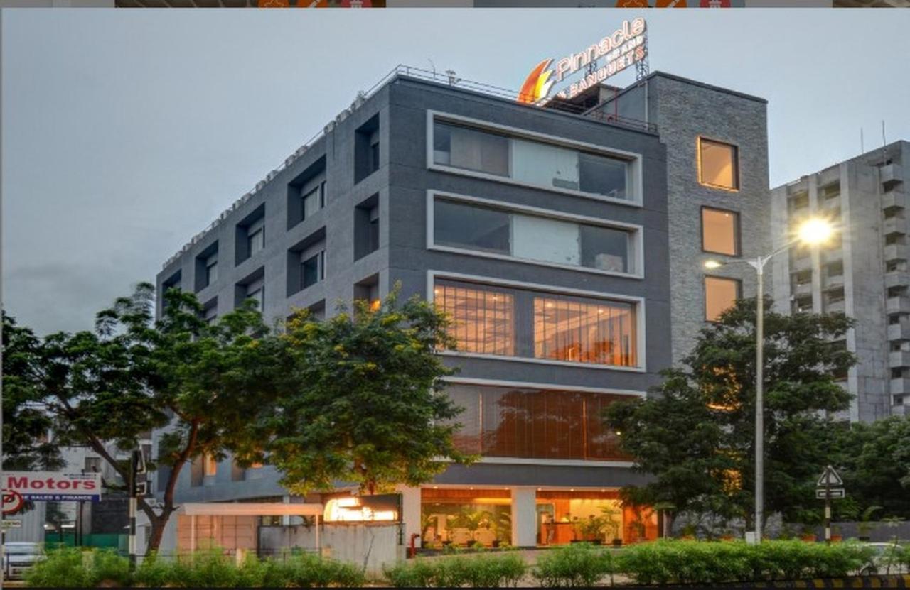 Pinnacle Grand Hotel Ahmedabad Eksteriør bilde