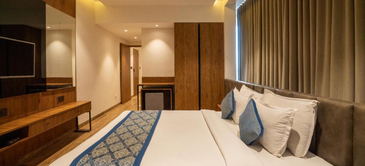 Pinnacle Grand Hotel Ahmedabad Eksteriør bilde