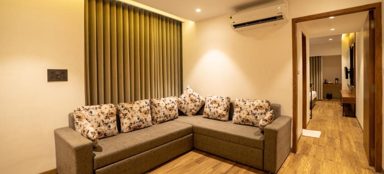 Pinnacle Grand Hotel Ahmedabad Eksteriør bilde