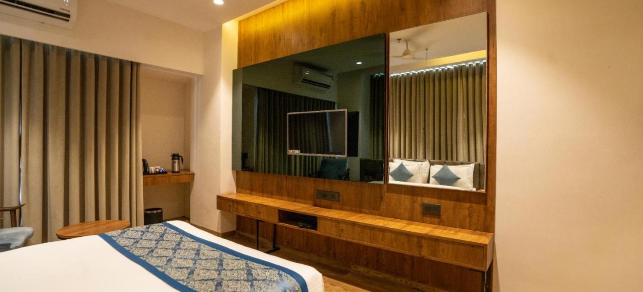 Pinnacle Grand Hotel Ahmedabad Eksteriør bilde