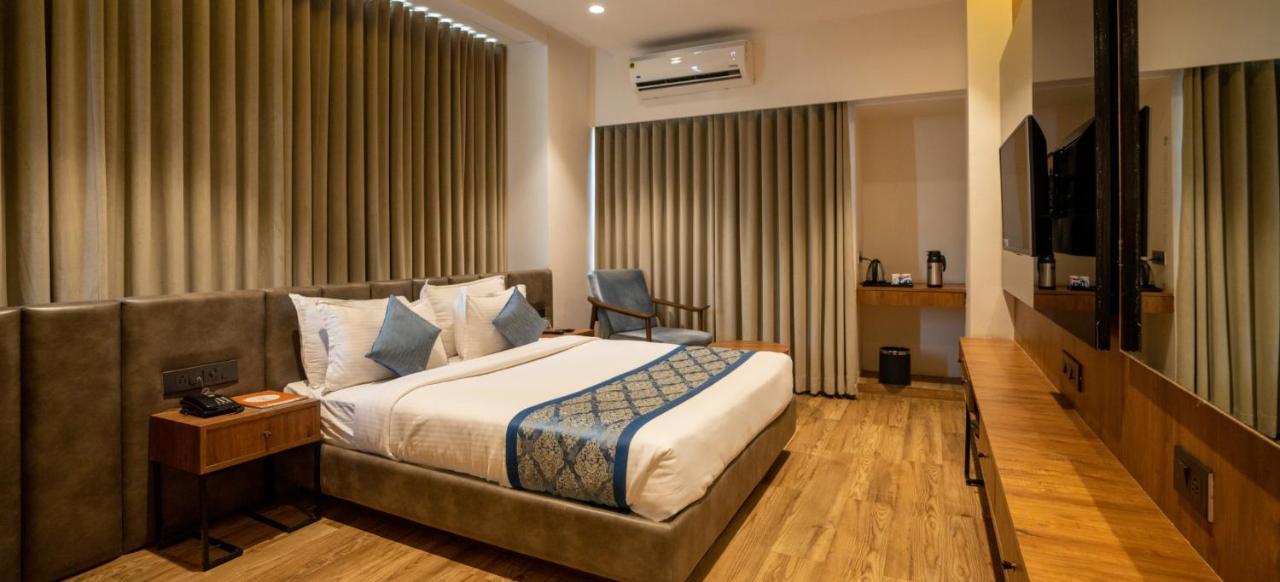 Pinnacle Grand Hotel Ahmedabad Eksteriør bilde