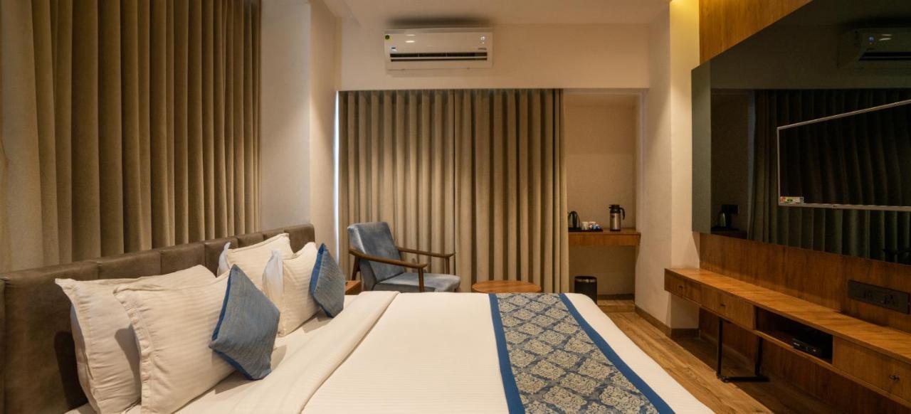Pinnacle Grand Hotel Ahmedabad Eksteriør bilde