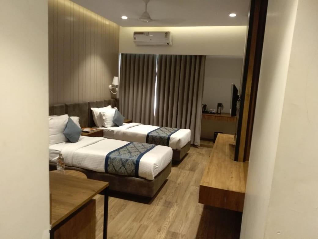 Pinnacle Grand Hotel Ahmedabad Eksteriør bilde