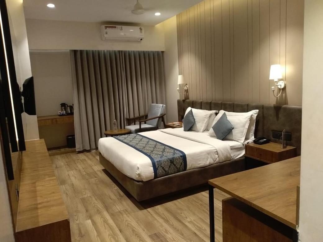 Pinnacle Grand Hotel Ahmedabad Eksteriør bilde