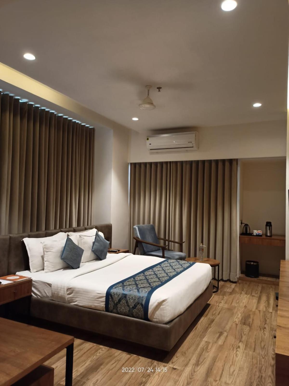 Pinnacle Grand Hotel Ahmedabad Eksteriør bilde